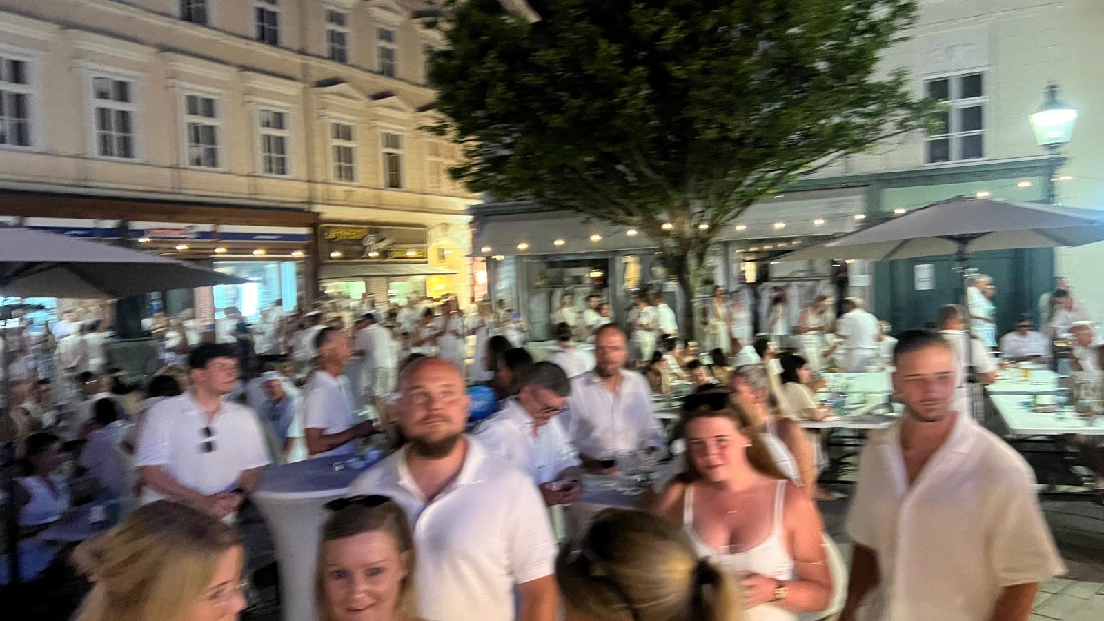 Eindrücke: Baden in Weiß am Theaterplatz